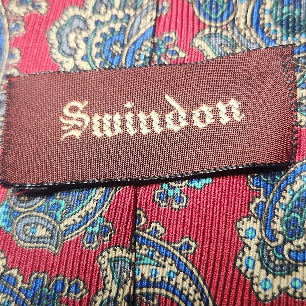 Vintage SWINDON Silk Tie Mens Red Multicolor Paisley Designer Necktie Made in US